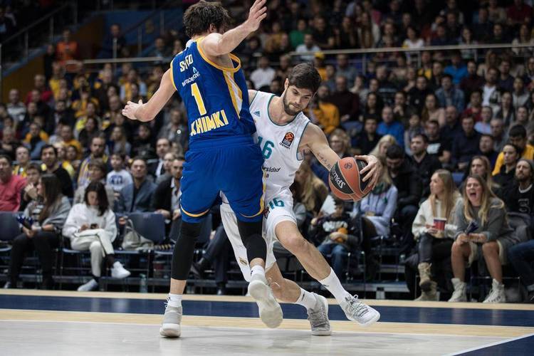 皇家马德里豪取两连胜，晋级半决赛(皇家马德里夺冠阵容)